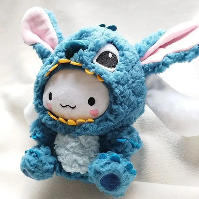 Peluche Kawaii de Cinnamoroll con Traje de Stitch – El Regalo Perfecto