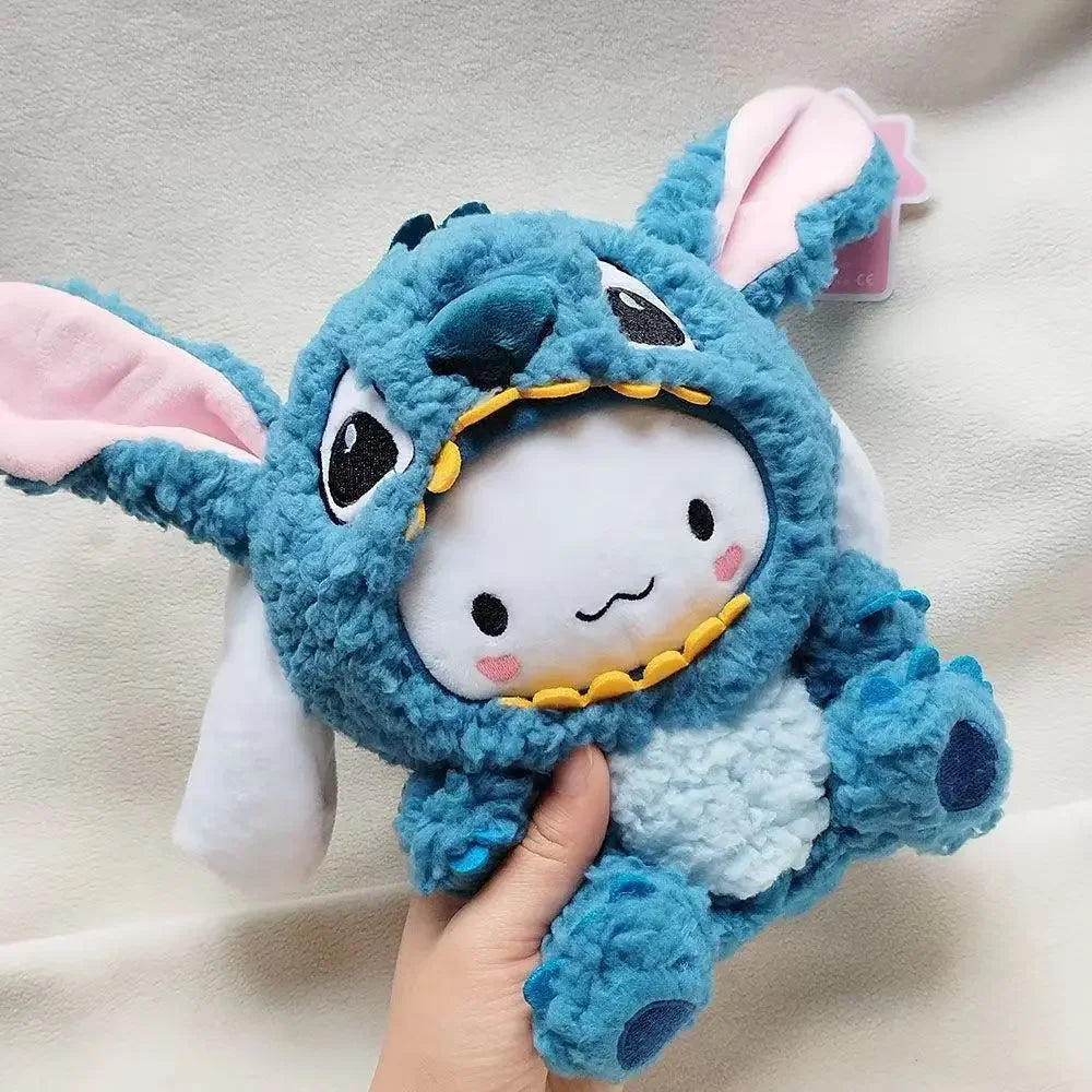 Peluche Kawaii de Cinnamoroll con Traje de Stitch – El Regalo Perfecto